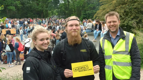 In den vergangenen Jahren war Alkohol ein gro&szlig;es Problem am Vatertag &ndash; das Foto zeigt Hannah, Lino und Jugendamtsmitarbeiter Hendric Schw&auml;r-Fr&ouml;hlich, die f&uuml;r eine Pr&auml;ventionskampagne in Lemgo werben. In diesem Jahr gibt es Kontrollen &ndash; denn Gruppenfeiern sind gar nicht erst erlaubt. - &copy; Archiv: Tanja Watermann