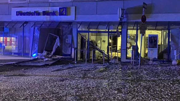 Ein Bild aus der Tatnacht: Die missgl&uuml;ckte Sprengung des Geldautomaten in der Filiale der Deutschen Bank hat einen hohen Sachschaden angerichtet. Das Pflaster ist &uuml;bers&auml;t mit Scherben. - &copy; Polizei Lippe