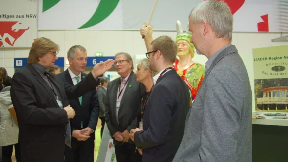 Der Hermann schaut zu: Umweltminister Johannes Remmel (Zweiter von links) im Gespr&auml;ch mit G&uuml;nter Weigel (links) von der Lippe Tourismus & Marketing GmbH (LTM) auf der Gr&uuml;nen Woche in Berlin. Ohrenzeugen sind (von rechts) Dr. Rudolf Diekmeier, Borris Ortmeier, Birgit Dabbert und August Rettig. - &copy; Stefanie Tersch&uuml;ren