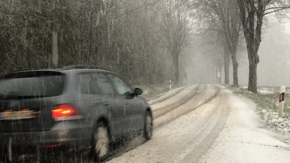  Plötzlicher Schneefall hat den lippischen Norden durchgewirbelt - wie hier zwischen Lieme und Papenhausen.  - © Till Brand