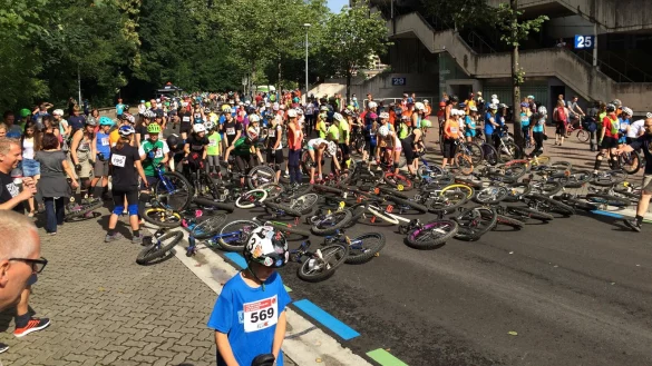 Durch das Land: Für den Cyclocross-Wettbewerb legen alle ihre Räder an der Startlinie ab. Auf Los rennen sie zu ihrem Rad und beginnen das Rennen. - © Privat