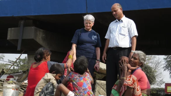 Ella N&ouml;lting und Carlton Rixon unterhalten sich mit einer indischen Familie, die unter einer Br&uuml;cke lebt. Rixon &uuml;bersetzt. - &copy; Ingo Kalischek