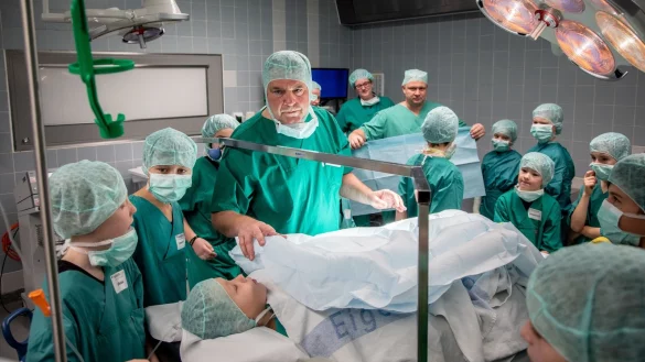 Zur Übung: „Patient" Jonathan muss sich im OP keine Sorgen machen – heute wird nicht gepikst und nicht geschnitten. - © Torben Gocke