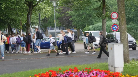 Weil es in der Rosenstraße zu Schulbeginn sehr wuselig zugeht, hat Schlangen mit einem Verkehrsversuch getestet, wie sich die Sicherheit verbessern lässt. - © Archivfoto: Jost Wolf