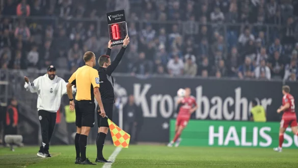Erster Spieltag und gleich t&uuml;chtig &Uuml;berstunden: D&uuml;sseldorf-Trainer Daniel Thioune (l.) versteht gar nicht, warum es gegen die Arminia zehn Minuten obendrauf gibt. - &copy; Teresa Kr&ouml;ger