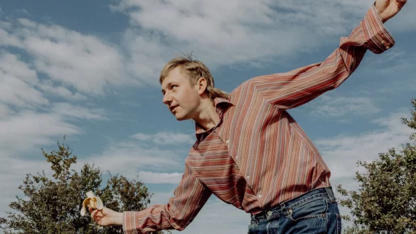 Liedermacher David Lübke ist zu Gast. - © David Lübke