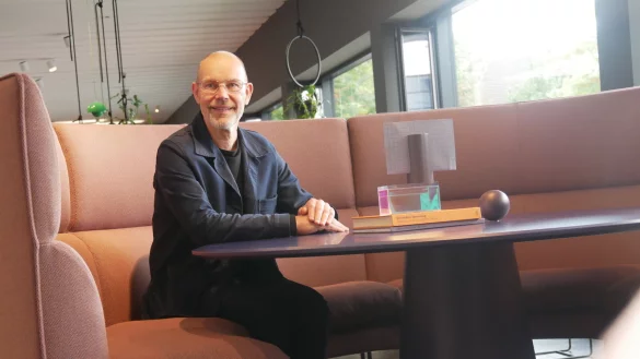 Die Mell Bank wurde von Jehs + Laub entworfen. Passend zur M&ouml;belwoche Ende September gibt es sie jetzt gerade und kurvig. - &copy; Jemima Wittig