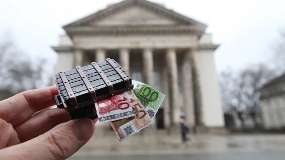 Ist den Lippern lieb und auch teuer: das altehrw&uuml;rdige Landestheater am Detmolder &bdquo;Rosental". Nun muss viel Geld in die Dachsanierung und in die Fassade gesteckt werden, auch die laufende Unterhaltung kostet. - &copy; Vera Gerstendorf-Welle