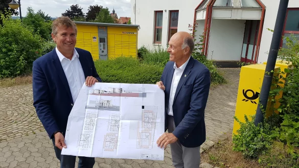 Bürgermeister Klaus Geise (rechts) ist heilfroh, dass Christian Liebrecht am Standort der ehemaligen Post investieren will. Das kleinere der beiden Wohngebäude wird zumindest Richtung Niederntor einen reizvollen Blick vom Balkon bieten. - © Marianne Schwarzer