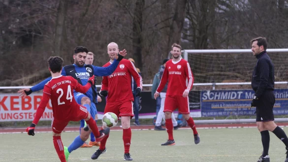 Zwei Torsch&uuml;tzen stoppen den Lemgoer Spieler: Die Detmolder Julien Will (Nummer 24) und Felix Buba verhindern, dass Zalem &Ouml;zmen entwischt. - &copy; Oliver K&ouml;nig