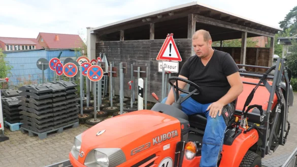 Die Arbeit ruft: Bauhofmitarbeiter Marco Pape macht seinen Rasenmäher einsatzbereit, den er für die nächsten Einsätze rund um die Gemeinde benötigen wird. - © Guntmar Wolff