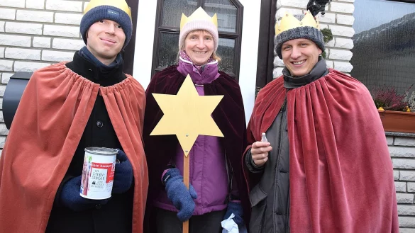 Monika Kupahl ist seit 1973 Sternsingerin. Ihr Sohn Björn (rechts) und dessen Cousin Hannes Glatthor bringen den Segen von Haus zu Haus, seit sie dreieinhalb Jahre alt sind. - © Karin Prignitz