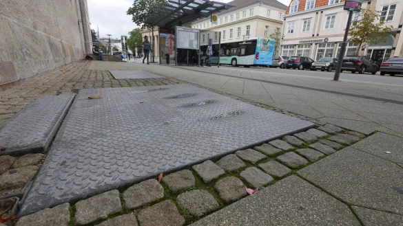 Am Rosental gibt es schon Unterflur-M&uuml;llbeh&auml;lter. &Auml;u&szlig;erlich sind sie nur durch eine Metallplatte im Boden zu erkennen. Foto: Jost Wolf - &copy; Jost Wolf