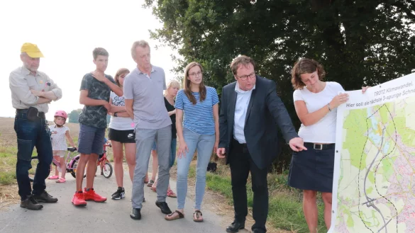 An der geplanten Trasse in Ehrentup informierten sich (von rechts): Dr. Inga Kretzschmar (Sprecherin des Gr&uuml;nen-Kreisverbands), der Bundestagsabgeordnete Oliver Krischer, Anwohnerin Beke Charlotte Hameier und Volker Schubach, Sprecher der B&uuml;rgerinitiative. - &copy; Knut Dinter