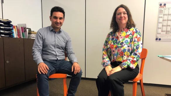 Fatih G&ouml;k, Abteilungsleiter Erziehungshilfen, und Fachbereichsleiterin Katja M&ouml;nnigmann-Steinbeck im provisorischen B&uuml;ro von M&ouml;nnigmann-Steinbeck im Rathaus. - &copy; Sven Kienscherf