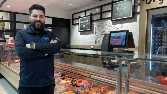 Tim Allison ist Inhaber der Edeka-Filiale in Ennigloh. Hier finden Kunden vielfältige Lebensmittelprodukte, auch in der Frischetheke. - © Shannon-Lee Bendig