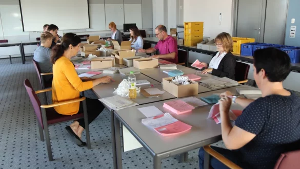 Im Ratssaal in Leopoldsh&ouml;he packen Mitarbeiter und Auszubildende der Gemeindeverwaltung die Unterlagen f&uuml;r die Briefw&auml;hler zusammen. Die Westlipper und alle anderen Lipper sind aufgerufen, bei der Stichwahl den n&auml;chsten Landrat zu bestimmen. - &copy; Birgit Guhlke