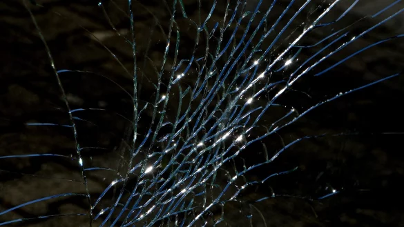 Scheibe an Auto zertr&uuml;mmert. - &copy; Symbolbild: pixabay.com