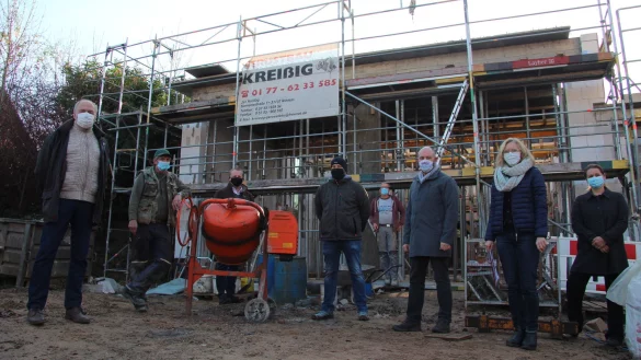 Freuen sich &uuml;ber den Baufortschritt: Heinrich Wischnewski (AWO, von links), Alexander Sukau (Firma Kleinschmidt), B&uuml;rgermeister Mario Hecker, Christian Noltemeier (Feuerwehr), Bernhard Hankl (Firma Kleinschmidt), Architekt J&ouml;rg Hohmeier sowie Ute Seidemann und Ewa Hermann von der Gemeinde. - &copy; Nadine Uphoff