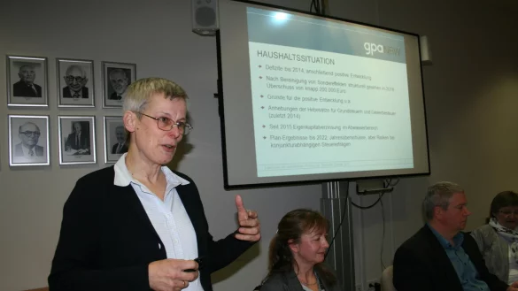 Friederike Wandmacher (links) und Dagmar Klossow von der Gemeindepr&uuml;fungsanstalt NRW raten der Gemeinde Extertal im Rat zum Sparkurs. Rechts im Bild: K&auml;mmerer Hubertus Fricke. - &copy; Sylvia Frevert