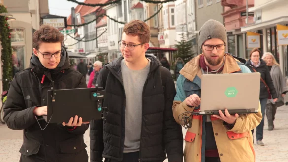 Auf Pirsch: (von links) Denis Gustin, Torsten Rauch und Micha Beyer sind dem Gratis-Internet auf der Spur. - © Till Brand