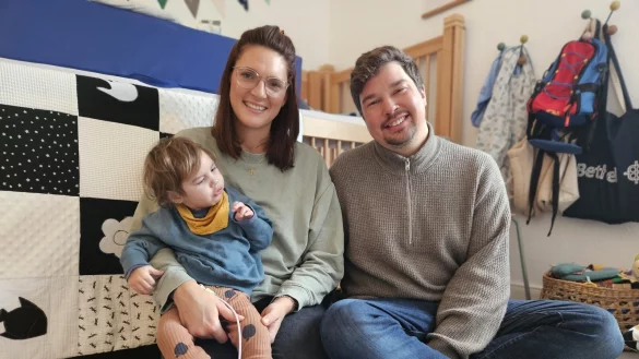 Der kleine Max (2) ist mit einem seltenen Gendeffekt, Pontozerebell&auml;re Hypoplasie Typ 2, geboren worden. Seine Eltern Lisa Hendrich und Jan Beneke haben die Diagnose erst im Fr&uuml;hjahr 2023 bekommen. - &copy; Janet K&ouml;nig