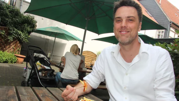 Robin Wagener hat extra f&uuml;rs Foto eine zweite Portion Pommes bestellt. Die erste hatte er samt Currywurst beim LZ-Gespr&auml;ch verspeist; da blieb keine Zeit, ein Bild zu machen.&nbsp; - &copy; Martin Hostert