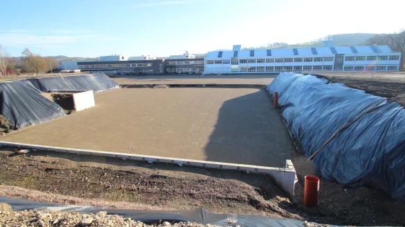 Die Baugrube f&uuml;r den Lenze-Neubau in Extertal hat beeindruckende Ausma&szlig;e. - &copy; Jens Rademacher