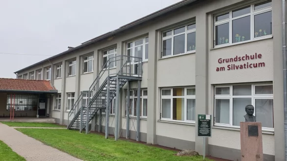 Die Bad Meinberger Grundschulgeb&auml;ude sind derart sanierungsbed&uuml;rftig, dass ein Abriss und Neubau als rentabler angesehen wird. - &copy; Jost Wolf