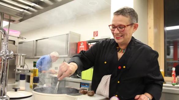 In ihrem Element: Michaela Kampe liebt Schweinebäckchen: Zart und zergeht im Munde. - © Vera Gerstendorf-Welle