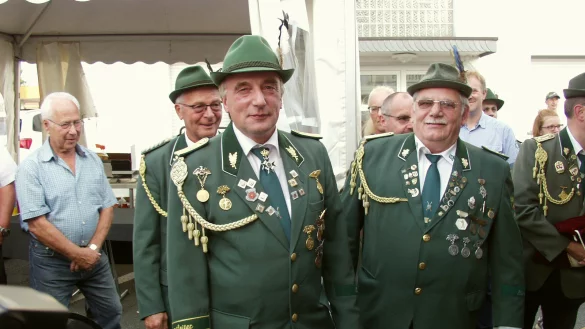 Als neuer Sch&uuml;tzenk&ouml;nig tr&auml;gt Michael Gebel die Siegernadel an der Krawatte, die ihm von Horst Rothhardt vom Schie&szlig;vorstand angesteckt wurde (von links). - &copy; Wulf Daneyko