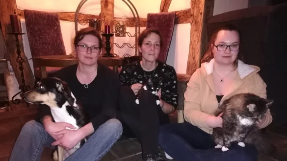 Die Mitglieder des Vereins "Alles f&uuml;r die Katz" (von links) Jessica Kl&ouml;pperpieper, Daniela Kl&ouml;pperpieper und Michelle Aulich setzen sich f&uuml;r die wilden Katzen in D&ouml;rentrup ein. - &copy; Kirsten Fuhrmann