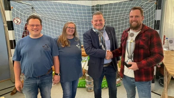 Markus Leonhardt, Sonja Leonhardt und Thorsten Klatt-van Eupen (von links) bei der B&uuml;rgermeisterpokal&uuml;bergabe an den Z&uuml;chter Matthias Franzke (rechts). - &copy; RGZV Blomberg
