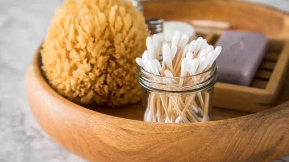 Wattest&auml;bchen aus Bambus und Papier - &copy; Foto: Christin Klose/dpa-tmn