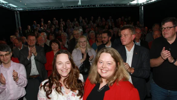 SPD-Kreisvorsitzende Katrin Freiberger (links) würdigt Ilka Kottmann als Kandidatin "mit Haltung, Standfestigkeit und klarem sozialdemokratischem Kompass". - © Martin Hostert