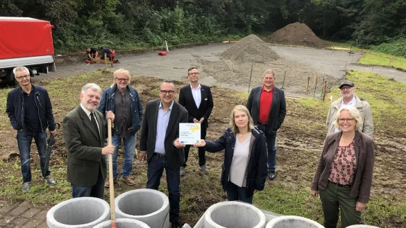 Am Soccerfeld neben dem Skaterpark beginnen die Arbeiten zur Freude von (von links) Fritz Steinke, B&uuml;rgermeister Dr. Reiner Austermann, Wolfgang Sieweke, Baudirektor Markus Baier, Jugendamtschef Thomas Portong, Leader-Regionalmanagerin Susanne Weishaupt, Udo Golabeck, Claus Cieciera und Dr. Katharina Kleine Vennekate. - &copy; Till Brand