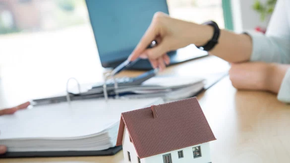 Finanztest zu Immobilienfinanzierung - &copy; Foto: Christin Klose/dpa-tmn