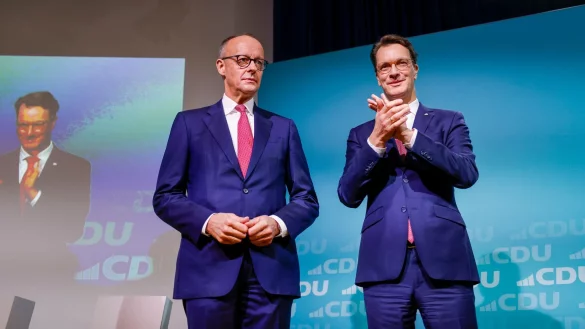 CDU-Chef Friedrich Merz (l.,) mit NRW-Ministerpräsident Hendrik Wüst (CDU) in Essen. - © Thomas Banneyer/dpa