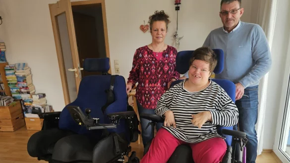 Silke und Andreas Jackisch pflegen ihre Tochter Carina zu Hause. Ihr großer Wunsch ist ein Rollfiets, für das derzeit Spenden gesammelt werden. Die Familie ist sehr dankbar, dass so viele Menschen spenden, denn das Rollfiets bedeutet ein Stück mehr Freiheit und ermöglicht Carina mehr soziale Kontakte. - © Astrid Sewing