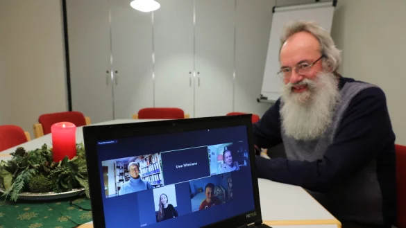 Uwe Wiemann tauscht sich mit seinen Konfirmanden aktuell &uuml;ber Zoom aus. Auf dem Bildschirm sind seine Kollegin Ina Hoffmann und die Konfirmanden Anastacia Rieke (oben) sowie Evelin Harkowski und Jan Grote zu sehen. - &copy; Alexandra Schaller