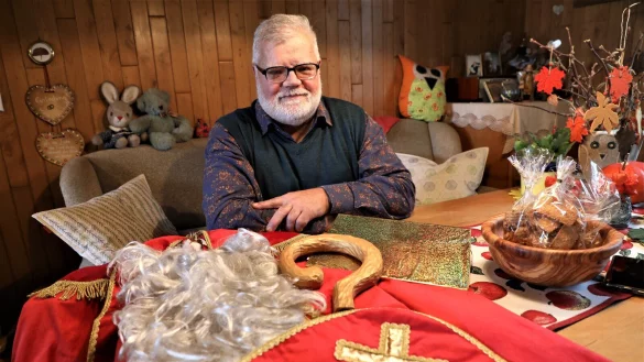 Uwe Ahlemeyer ist seit 25 Jahren als heiliger Nikolaus unterwegs. Nach f&uuml;nf Jahren mit geliehenem Umhang und Bischofsm&uuml;tze hat er sich diese selbst zugelegt. Und der h&ouml;lzerne Bischofsstab ist selbst geschnitzt. - &copy; Simone Fl&ouml;rke