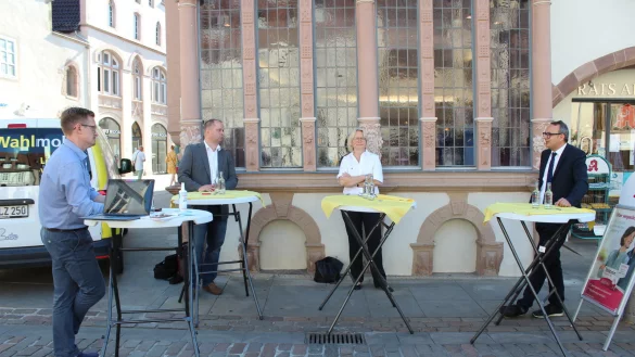 Das LZ-Wahlmobil ist zu Gast auf dem Lemgoer Marktplatz. Mit Redakteur Till Brand (von links) diskutieren Arne Brand (SPD), Dr. Katharina Kleine Vennekate (Die Gr&uuml;nen) und Markus Baier (parteilos). Foto: Karolina Schmidt - &copy; Karolina Schmidt