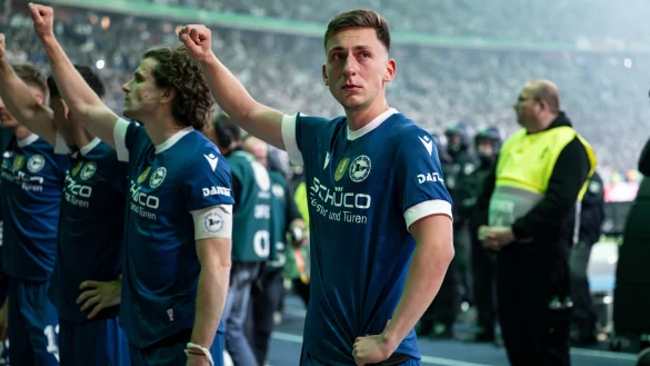 Mit Tränen in den Augen: Marius Wörl nach dem Spiel in der Kurve vor den Arminia-Fans. - © Teresa Kroeger/RHR-FOTO
