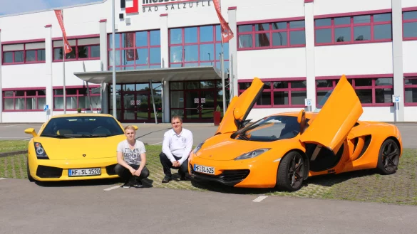 Supercar-Rallye: Die Veranstalter Marvin und Stefan Ladage mit Lamborghini Gallardo (gelb) und einem McLaren 12C (orange) vor dem Messezentrum Bad Salzuflen. Dort startet die Rallye. - © Privat