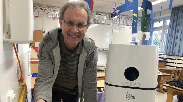 Der Hausmeister der Grundschule Kirchheide, Sebastian Bode, schlie&szlig;t eines der neuen Luftfilter-Ger&auml;te an. - &copy; Till Brand