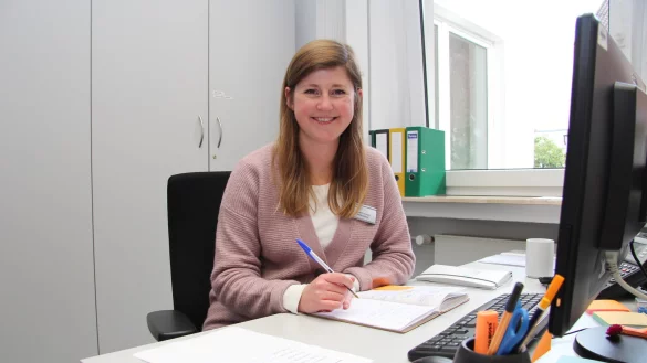 Sarah Lorenzo Anduschus sitzt in ihrem B&uuml;ro in der Volkshochschule am Standort Bielefelder Stra&szlig;e. Foto: Nadine Uphoff - &copy; Nadine Uphoff