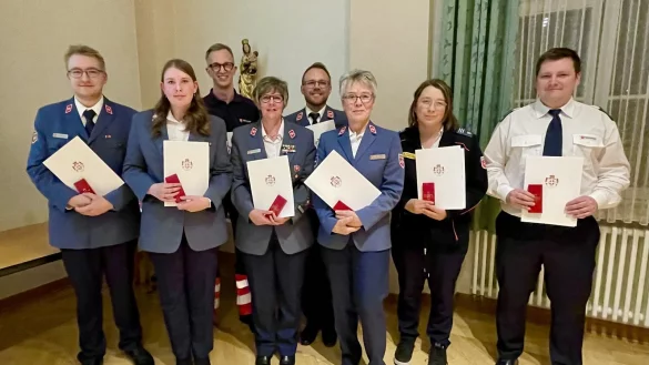 Die Malteser zeichneten Julian Dr&uuml;cke, Johanna Brandes, Dr. Johannes Bittner, Nadine Brandes, Sven R&ouml;ttger (Ortsbeauftragter), Karin Wolff, Barbara Franze und Mats Hilgenstock f&uuml;r ihr besonderes Engagement aus. Auf dem Foto fehlen Nils Brandes, Philipp Siedentopf und Gian Luca G&ouml;rder. - &copy; Foto: Anke Butchereit