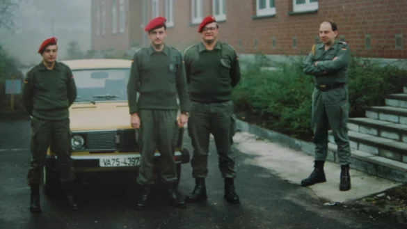 Lutz Müller mit Kameraden aus dem Osten vor der NVA. - © privat
