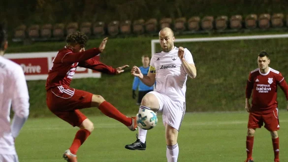 Packende Duelle im Mittelfeld: Hier streckt sich der Barntruper Jakob Funk (links) gegen Detmolds Felix Buba. - &copy; Paul Cohen