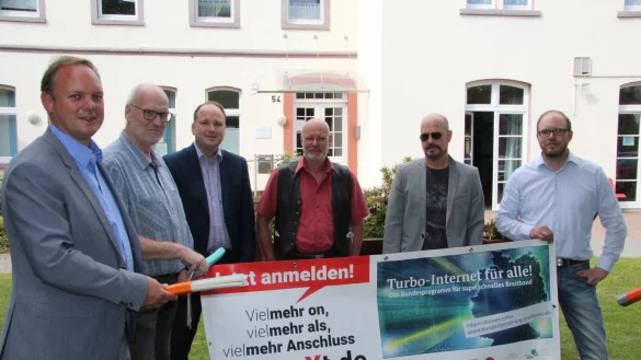 Es geht voran, darum sind (von links) Sewikom-Chef Kai-Timo Wilke, Martin Marhofen (Sewikom), Blombergs Beigeordneter Christoph Dolle, die beiden Koordinatoren Andr&eacute; Gronemeier von der Stadt Detmold und Ulrich Stephanides vom Kreis sowie Stefan Spandler (Sewikom) stolz, die H&auml;lfte der Streckenkilometer beim Breitbandausbau bew&auml;ltigt zu haben.&nbsp; - &copy; Marianne Schwarzer
